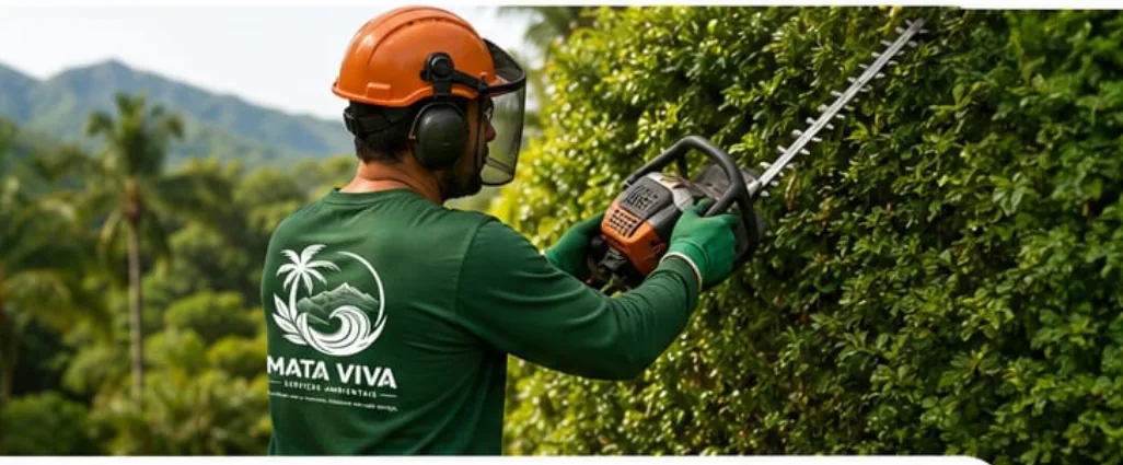 Operador da Mata Viva podando cerca viva com equipamento de proteção